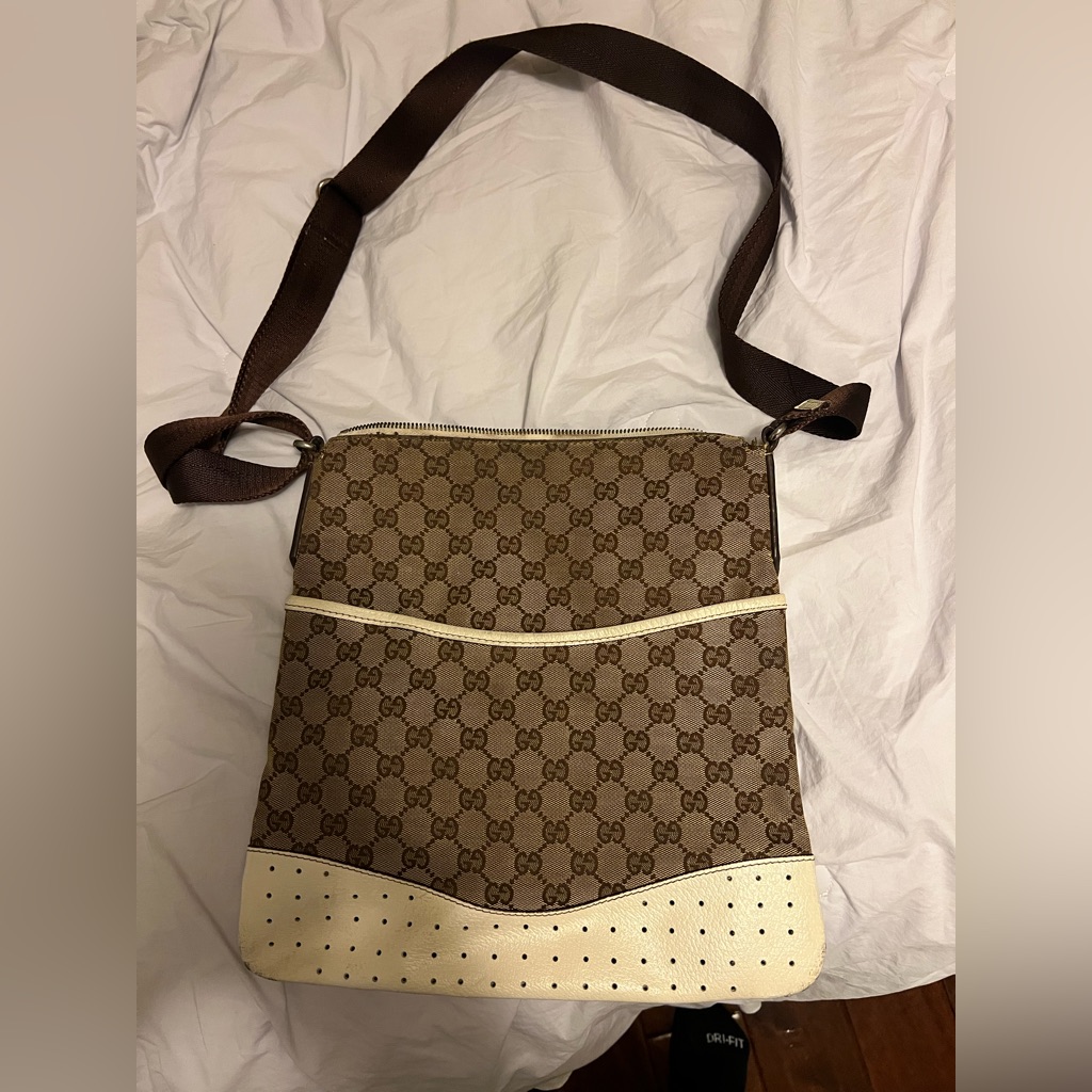 Gucci Gg Canvas Messenger Medium Bag